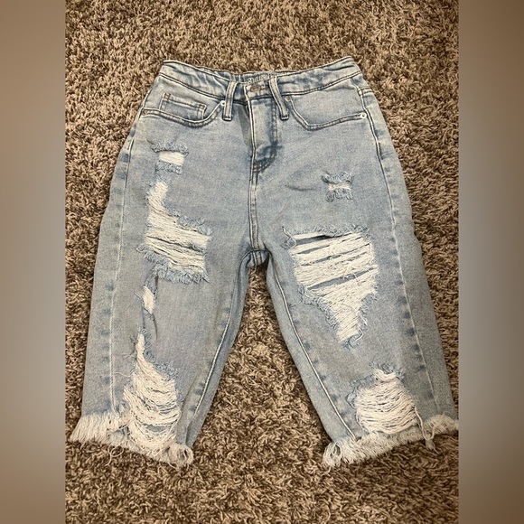 Ripped jeans shorts that stop at the knee - Picture 9 of 9